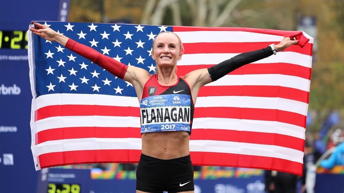 Shalane Flanagan celebra con la bandera de EEUU su victoria en el maratón de Nueva York.