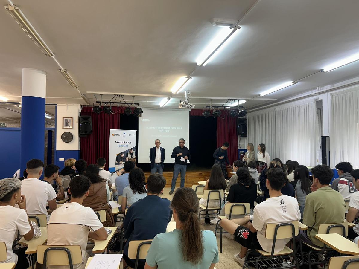 Un momento de la jornada en el IES Lucas Mallada de Huesca.
