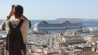 Doble desembarco de cruceros con casi 6.000 turistas en Alicante