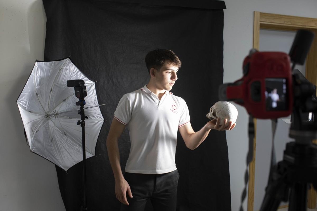 Los alumnos ponen en práctica lo aprendido en la clase de Fotografía