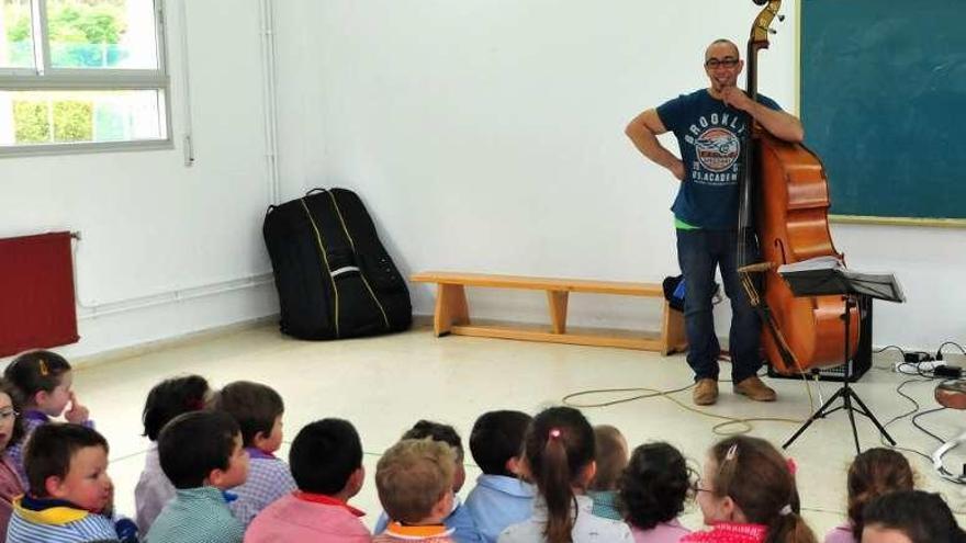 Paco Charlín, en una actuación en el colegio de Armenteira. // I.Abella