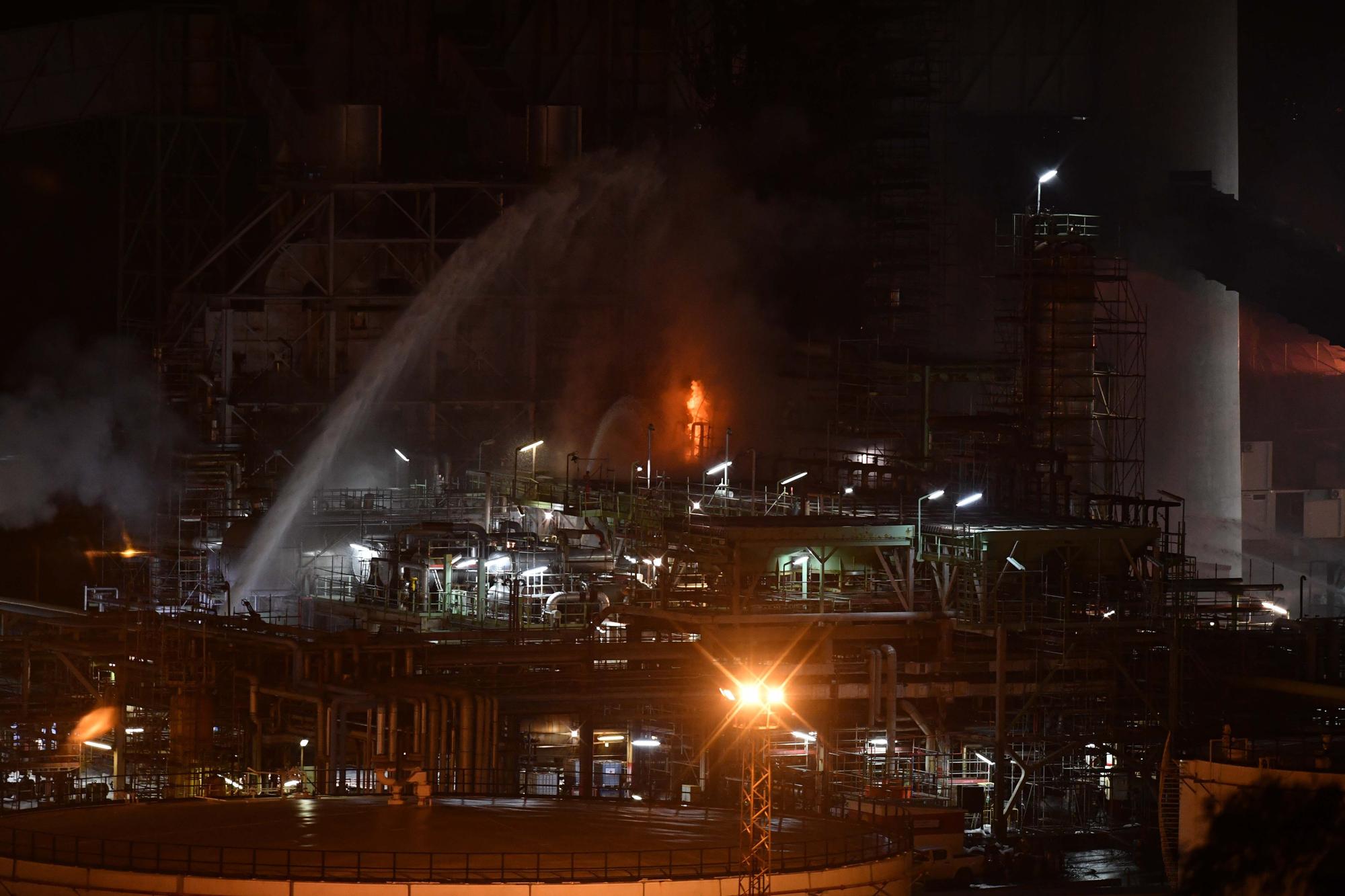 Fuego en la refinería de A Coruña