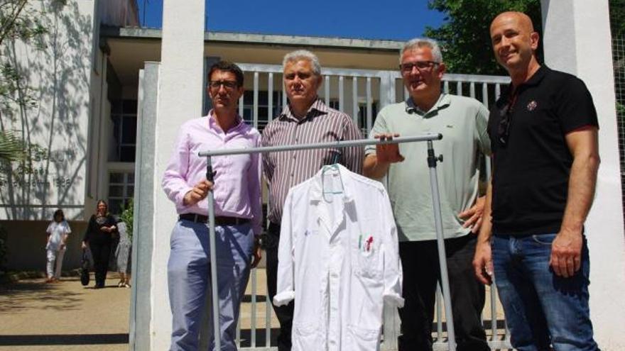 Jaume Font y Antoni Pastor delante del centro de salud Emili Darder exhibiendo la bata blanca.