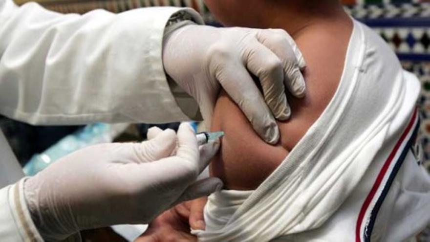 Los pediatras piden la vacuna frente a la meningitis B al menos en las farmacias