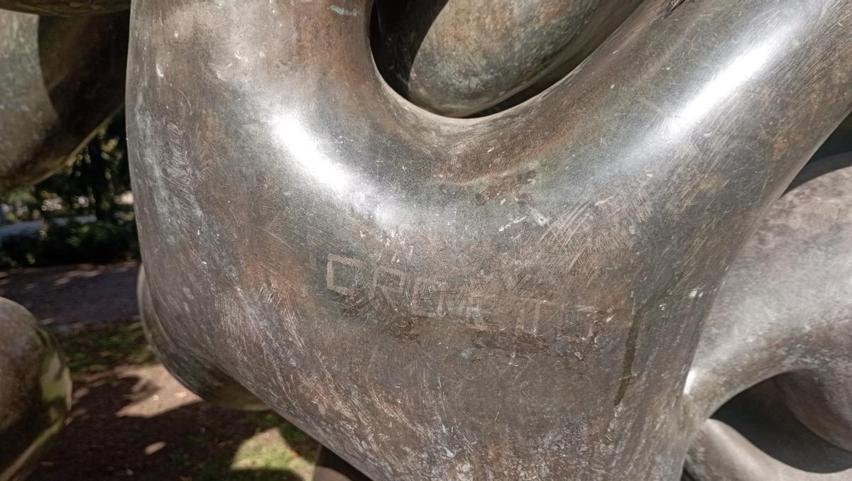 Rayas y enigmáticas inscripciones, en el grupo escultórico de Berrocal en los Jardines de Picasso.