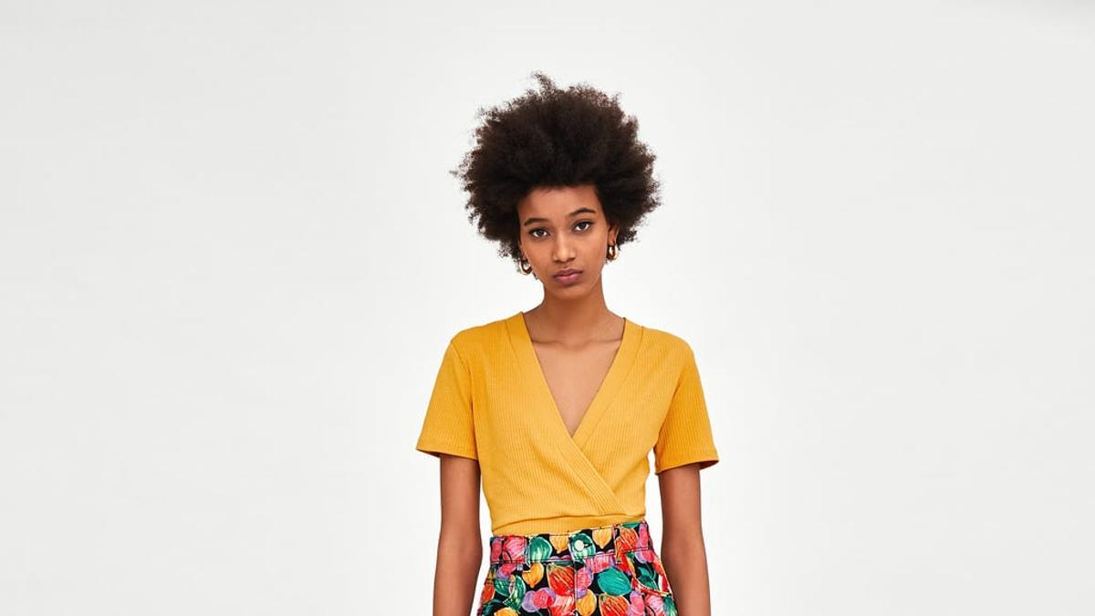 Camiseta mostaza cruzada de Zara (Precio: 7,99 euros)