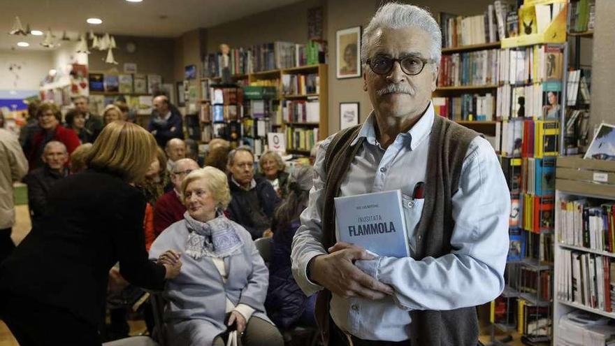 José Luis Matesanz, con un ejemplar de su obra.