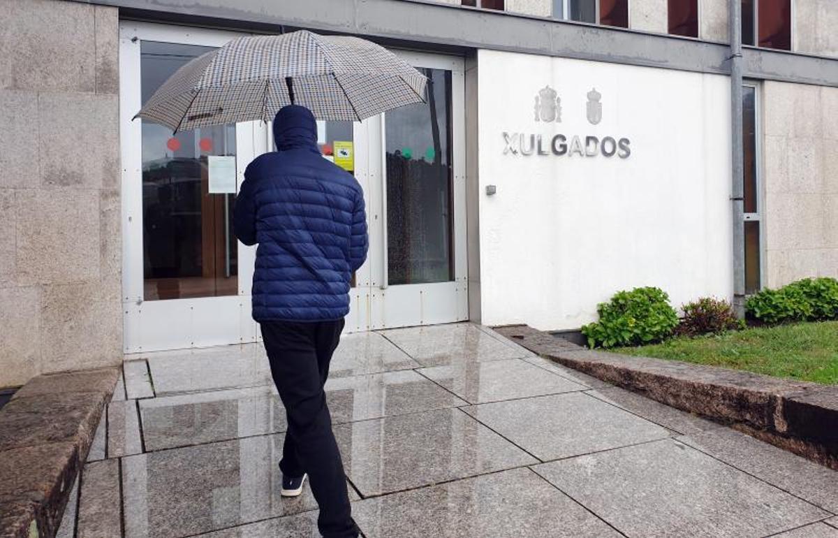 El detenido por el crimen del pozo de Porriño puesto en libertad, entrando al Juzgado nº3 para prestar declaración ante la jueza.