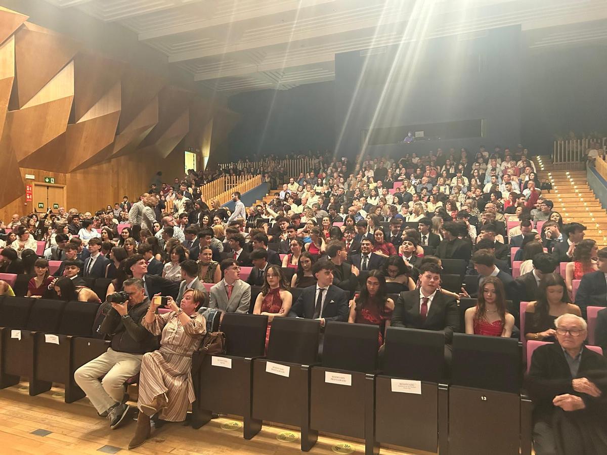 EN IMÁGENES: Graduación de Bachillerato y ciclos formativos del IES Juan de Villanueva de Pola de Siero