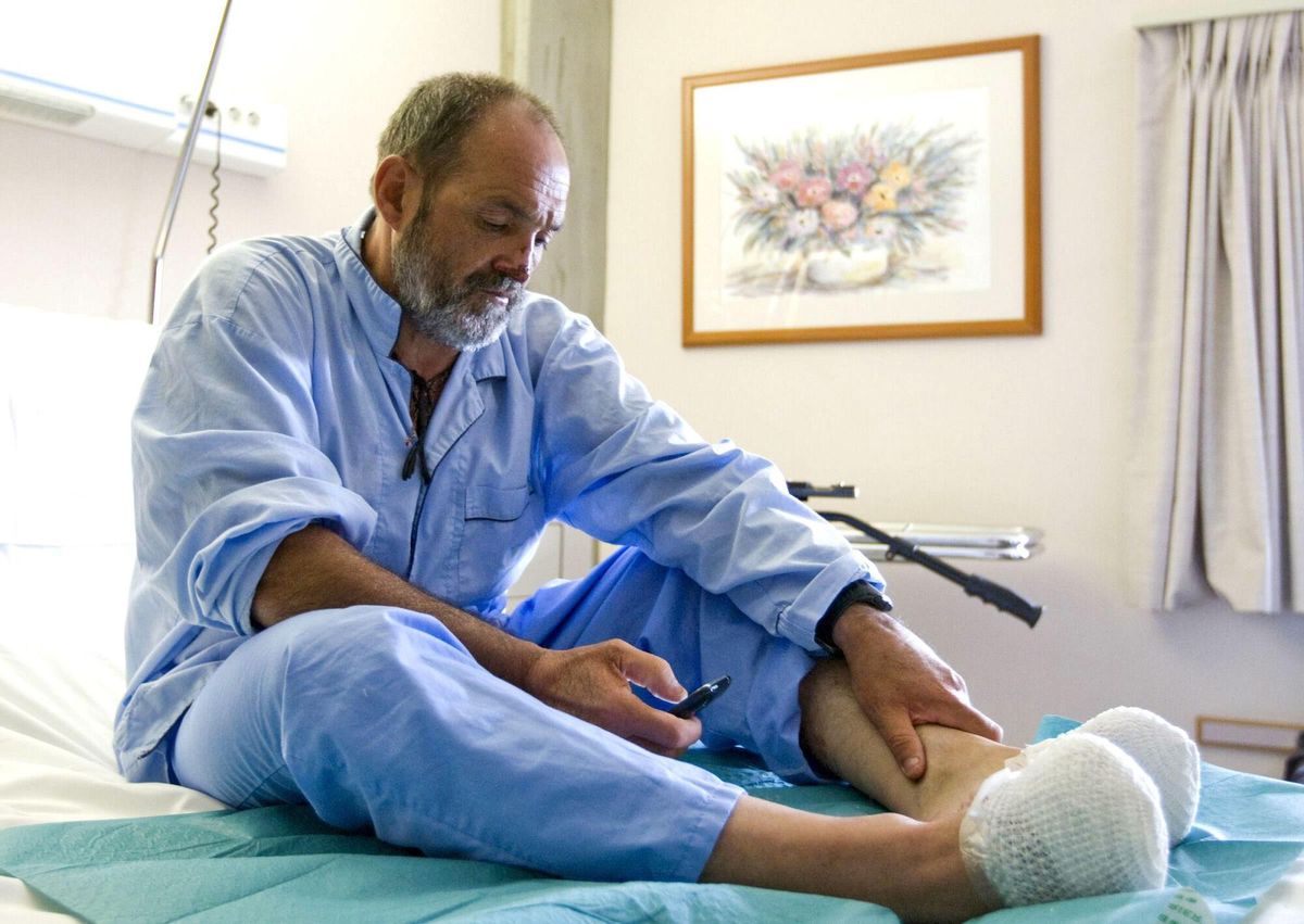 Juanito Oiarzabal, en un hospital de Zaragoza, tras su expedición al K2 en 2004.