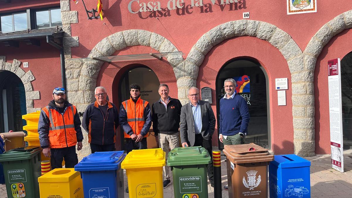 L'alcalde de Lívia, segon per la dreta, en la presentació de contenidors