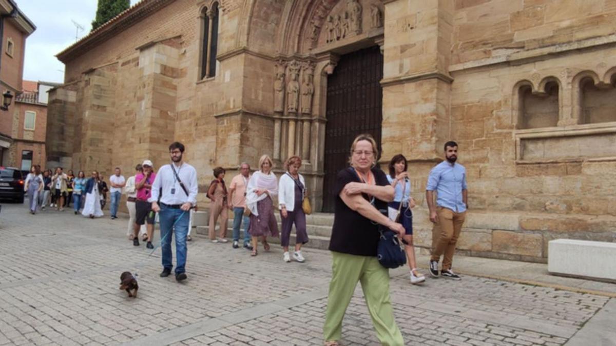 Turistas a su paso por la iglesia de San Juan de Benavente. / E. P.