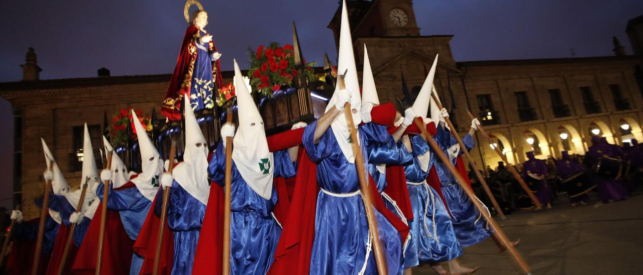 Cofrades de San Juan Evangelista, en una procesión.