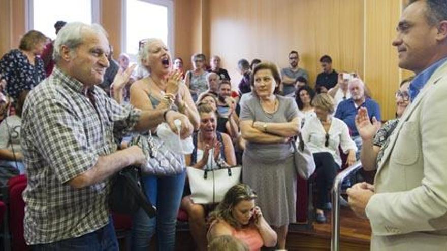 El alcalde de San Antonio evita  la moción de censura y lanza un guiño al PP