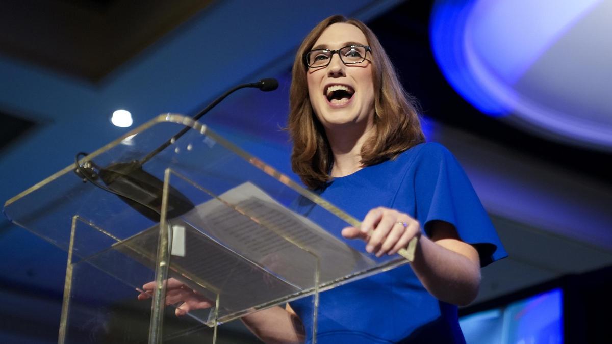 Sarah McBride, este martes noche, tras conocer su elección como congresista por Delaware.