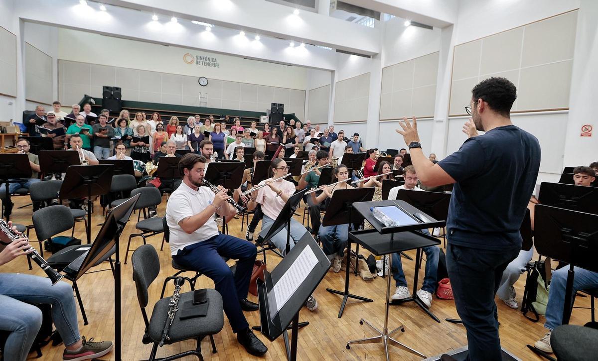 Primer ensayo general del coro y la orquesta de la misa del papa en el Puerto de Santa Cruz de Tenerife