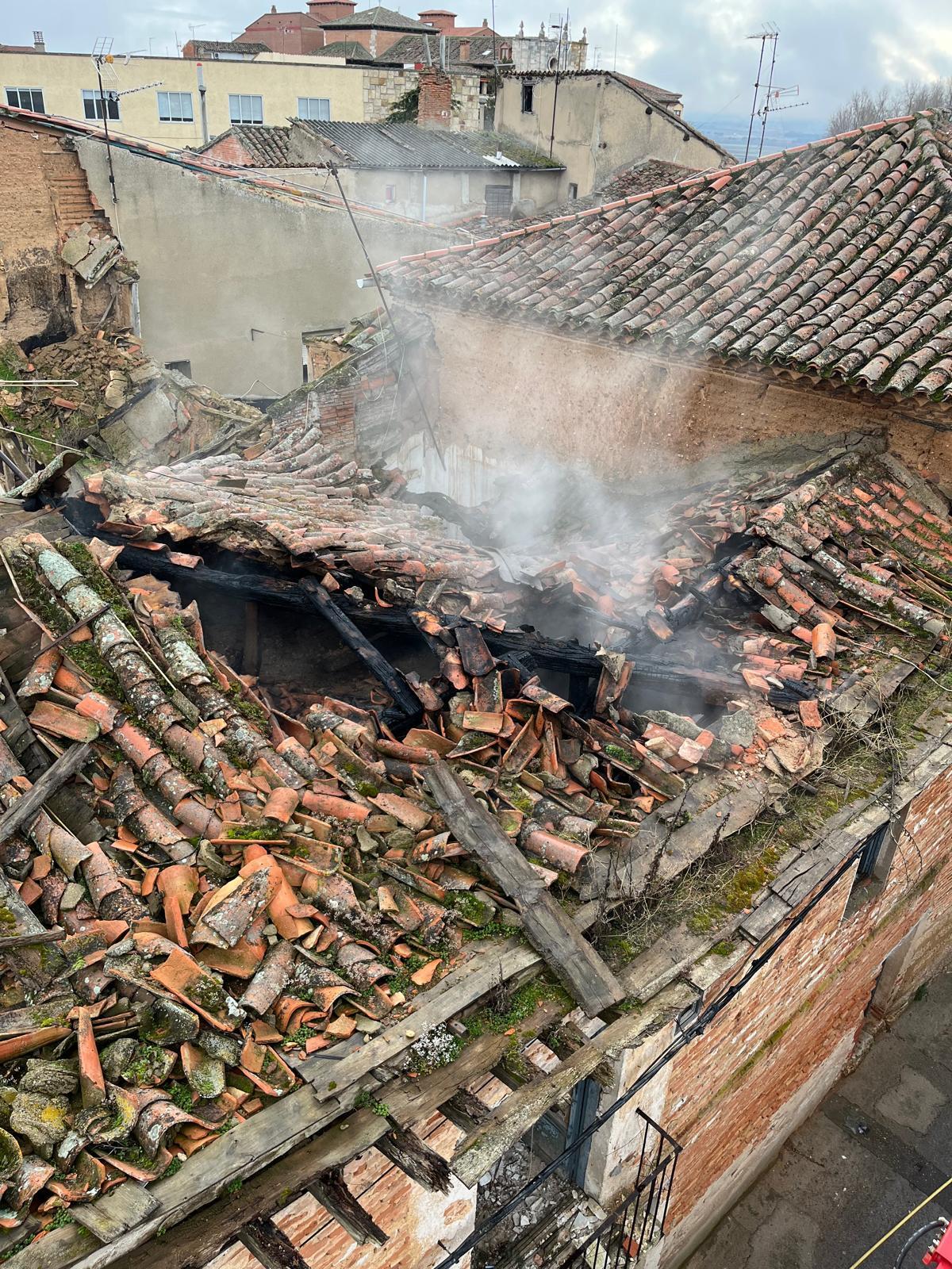 Estado en el que ha quedado la cubierta del edificio en el que se ha registrado el incendio.