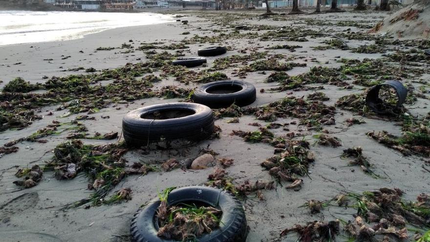 El temporal saca más de 50 neumáticos en la playa del Arenal de Xàbia