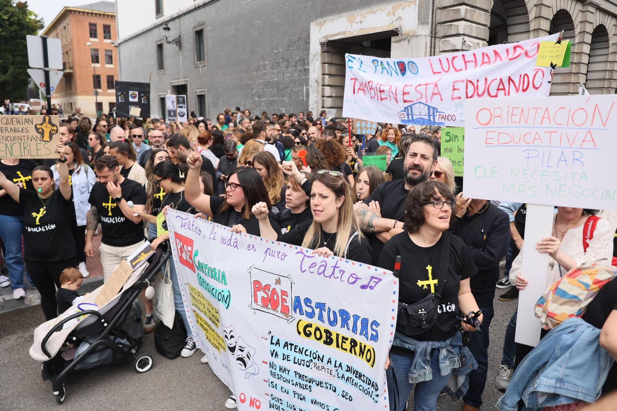 EN IMÁGENES: La gran movilización de profesores de este domingo en Oviedo