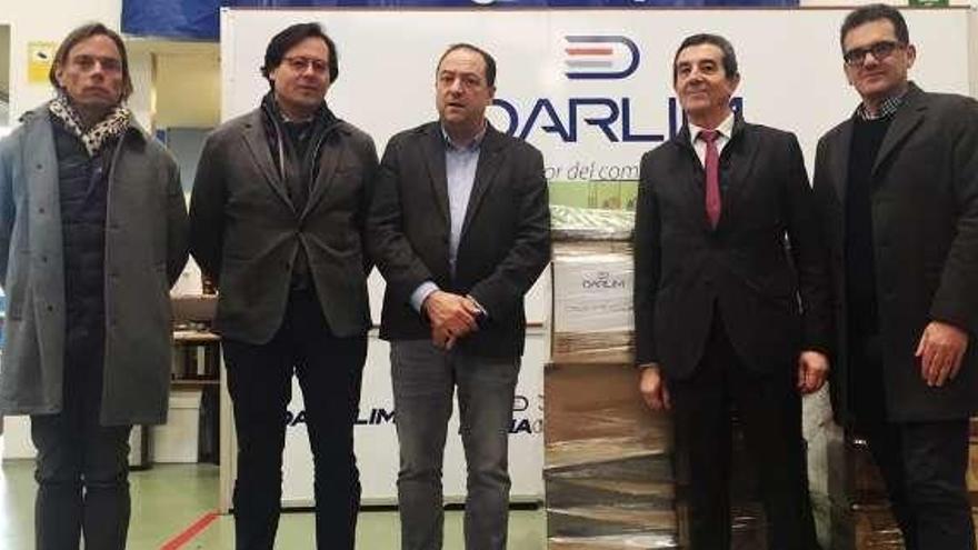 Entrega de alimentos de la empresa Darlim a Mondariz. // D.P.