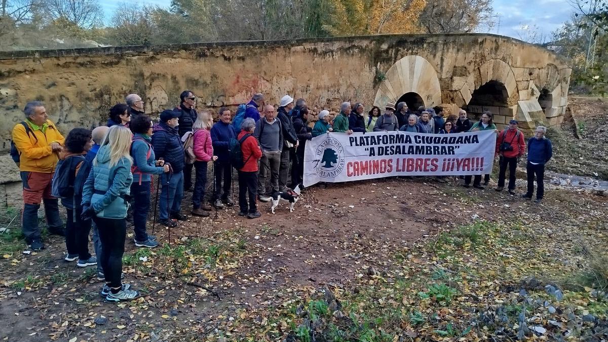 Manifestantes del colectivo A Desalambrar, junto al cauce del arroyo Pedroche.
