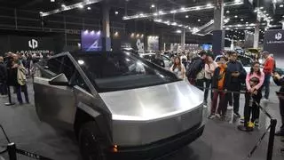 El día grande de los buscadores de "chollos" y los curiosos por el coche chino