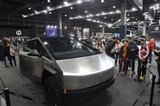 El día grande de los buscadores de "chollos" y los curiosos por el coche chino