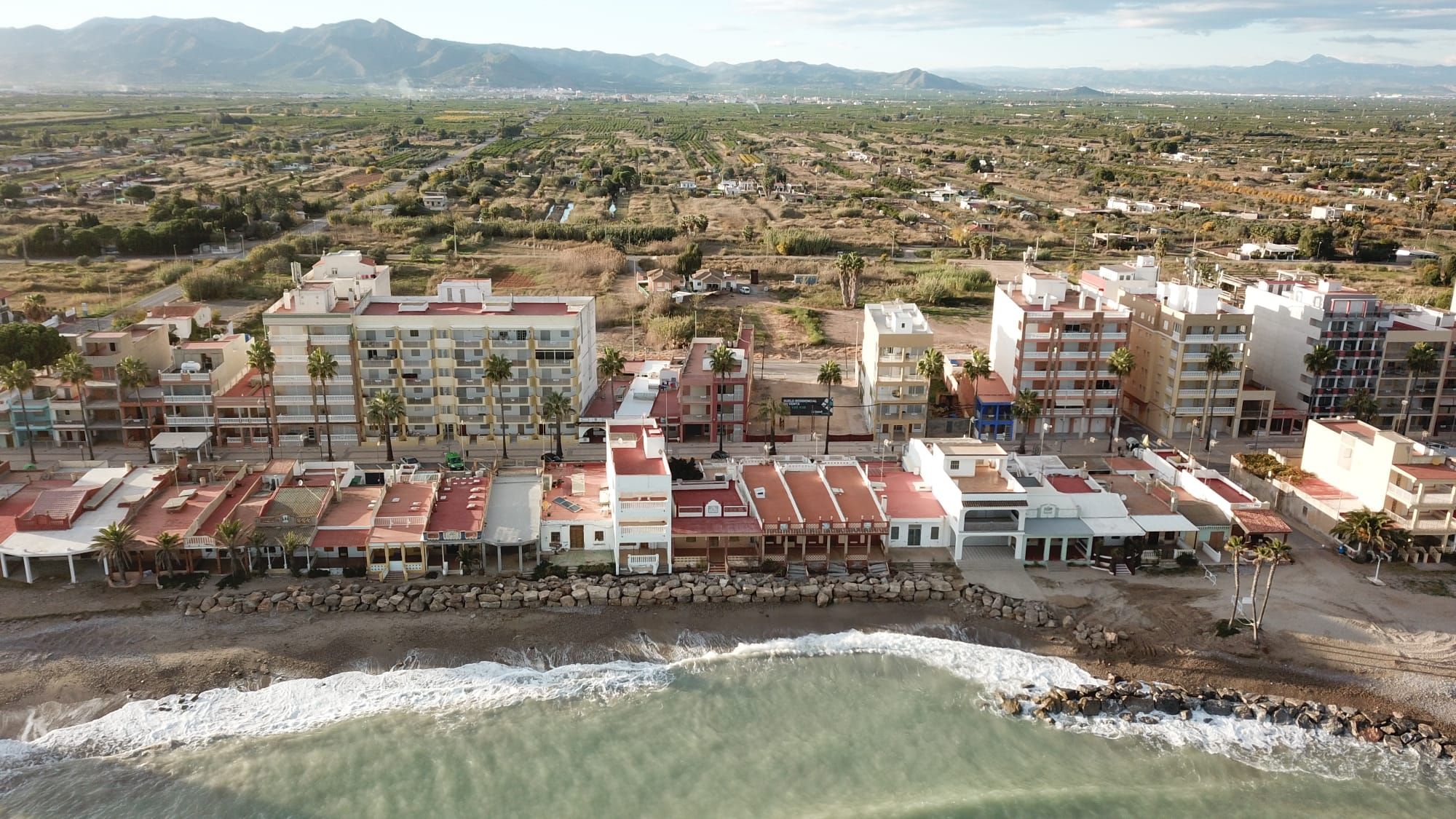 Panorámica con dron de cómo ha quedado el dique que ha construido Nules para proteger su costa