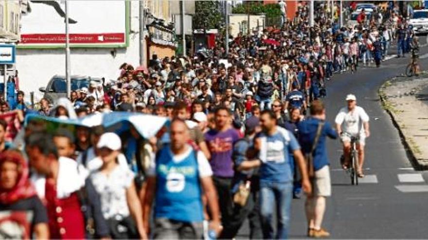 Milers de refugiats van decidir caminar 200 quilòmetres per arribar a la frontera d&#039;Àustria des de Budapest.