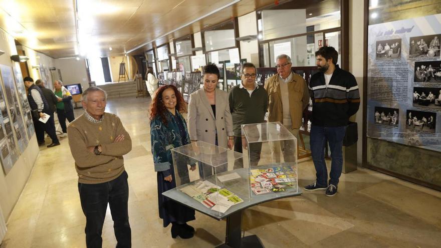 Laureano López Rivas, Ana Solís, Begoña Collado, Alejandro Ferrer, Manuel Hidalgo y Víctor Tirador y a la derecha, dos mujeres ante fotos de la primera Corporación avilesina.  | MIKI  LÓPEZ