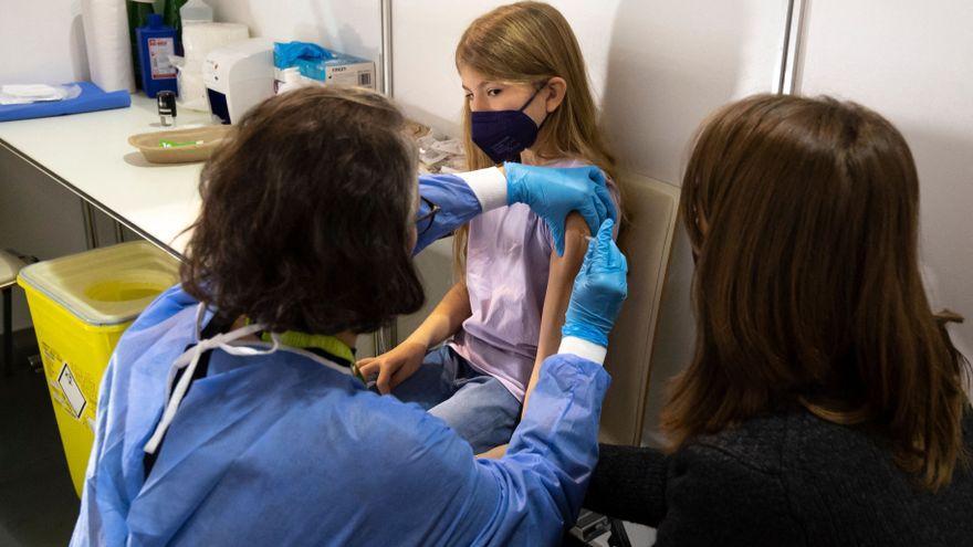 Una niña recibe la vacuna contra el covid, este lunes en Viena.