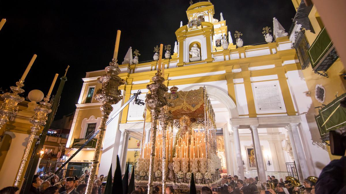 La Virgen de La Macarena sale de su Templo para efectuar su estación de Penitencia en la Madrugá,