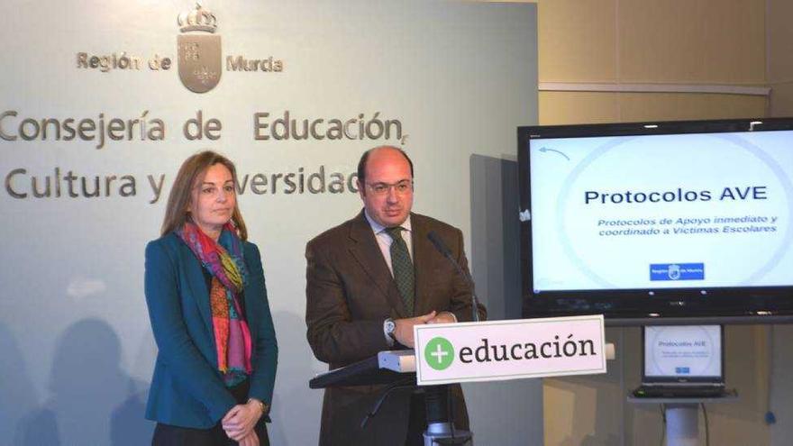 El consejero de Educación, Pedro Antonio Sánchez, y la directora general, Begoña Iniesta, durante la presentación ayer de los protocolos de Atención a Víctimas Escolares.