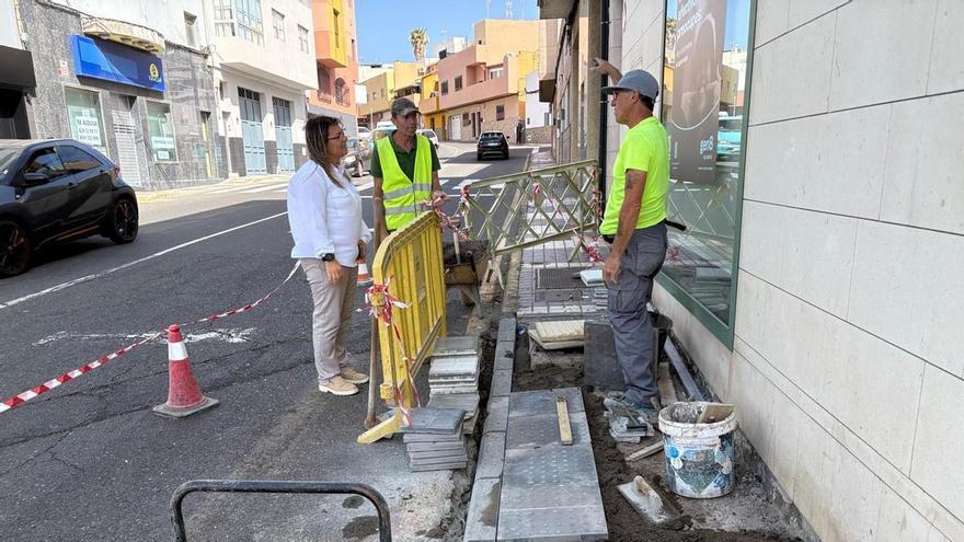 Ingenio ejecuta mejoras de accesibilidad en Carlos V de El Carrizal, con rebajes de aceras y nuevos pasamanos