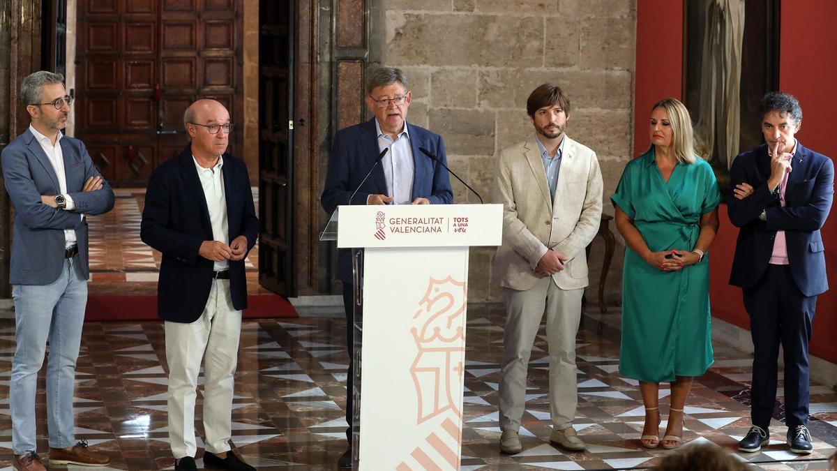 El president, Ximo Puig, representantes de Hosbec, el conseller de Hacienda Arcadi España y el secretario autonómico, Francesc Colomer, el martes