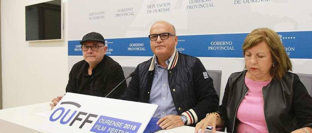 Miguel Anxo Fernández, José Manuel Baltar y Carmen Leyte, ayer, tras la firma del convenio. // Iñaki Osorio