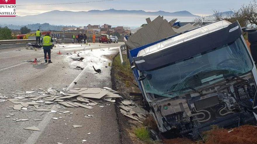 Un fallecido en Vall d&#039;Alba tras el accidente entre un camión y un turismo
