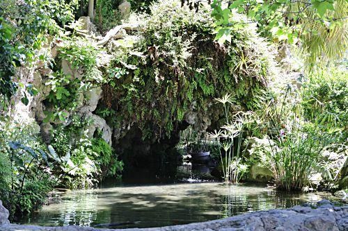 Die Kunsthistorikerin Júlia Ramon erklärt auf einem Rundgang durch die Jardins d’Alfàbia, aus welcher Zeit die Allee, die Wasserspiele und die Bäume stammen