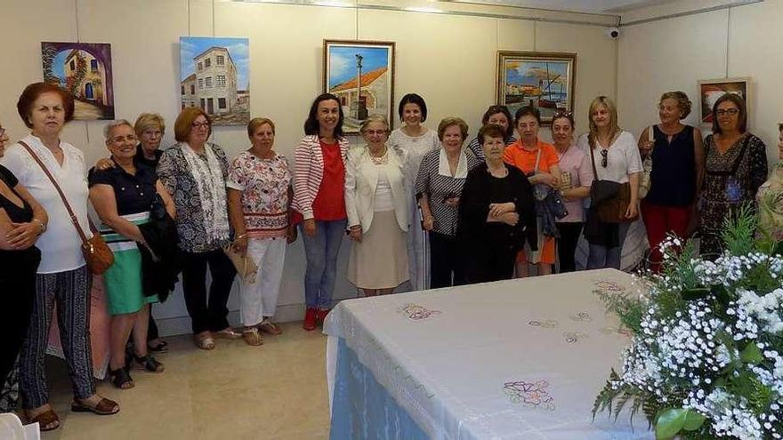 Inauguración de la muestra, con muchas de las alumnas y profesoras. // S.A.