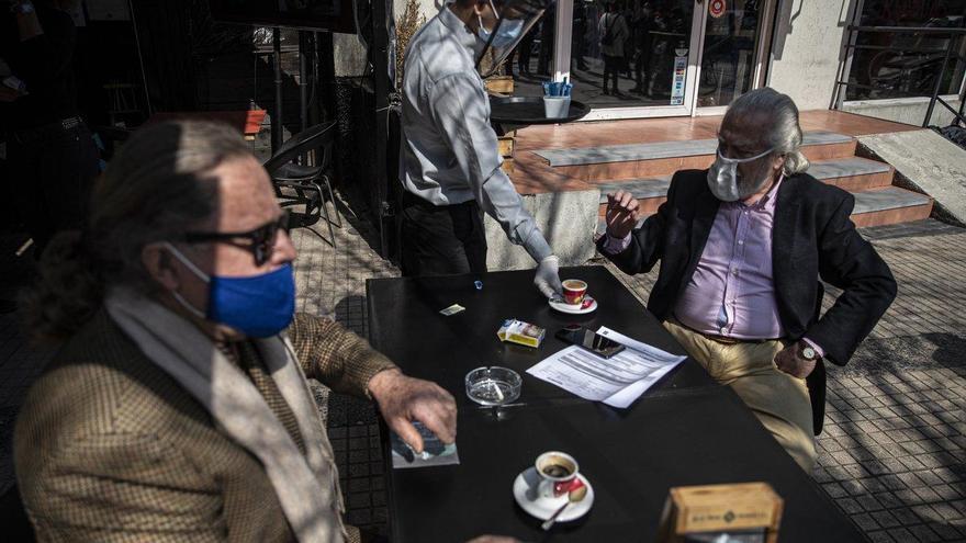 Los bares reabren sus terrazas en Santiago de Chile tras 5 meses de confinamiento
