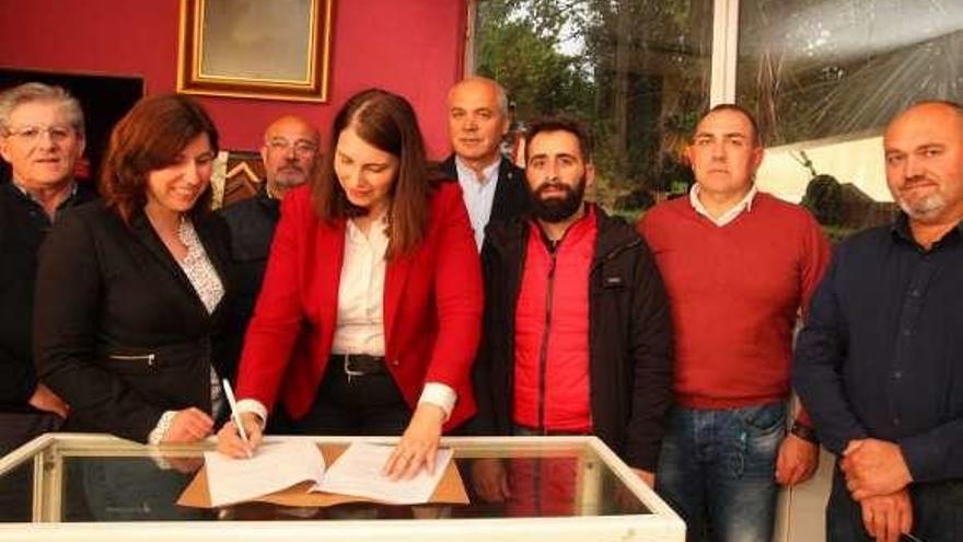 Firma del acuerdo entre Agrelar y PSOE en Arbo. // D.P.