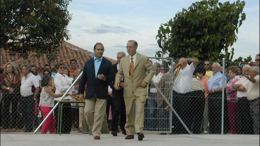 El alcalde de Arrabalde, Baltasar Fernández (a la derecha de la foto), junto al diputado Aurelio Tomás en la inauguración del frontón