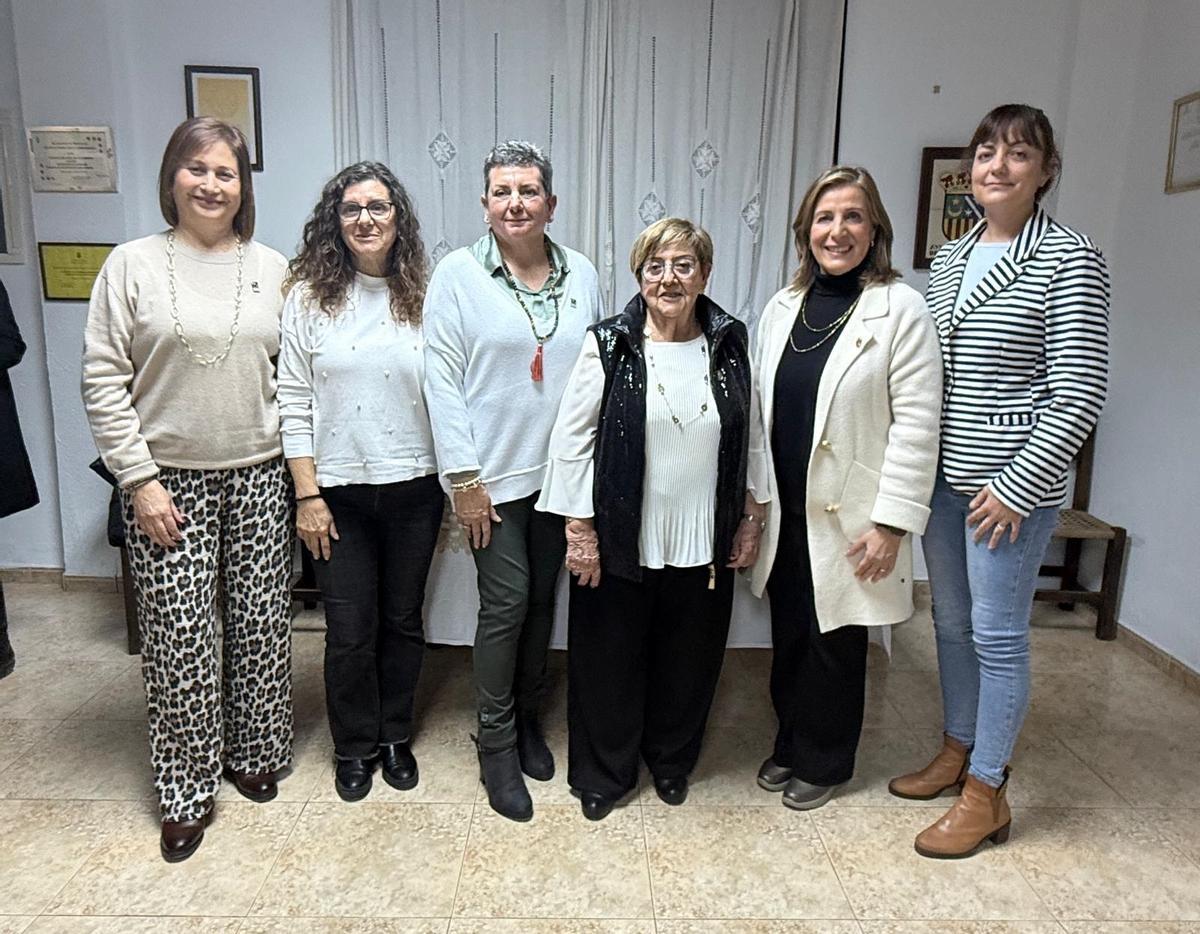 La vecina homenajeada junto a la alcaldesa, la concejala de Igualdad y representantes de las Amas de Casa.