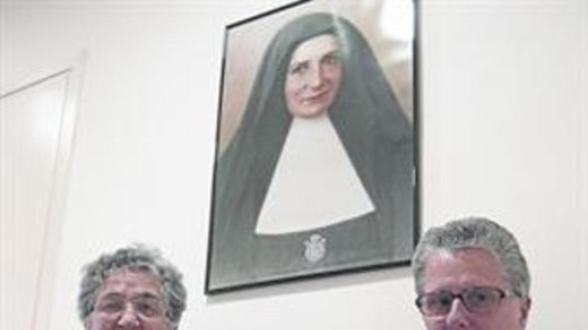 Sor Irene y sor Rosa María, bajo el retrato de Anna Maria Janer , fundadora de la congregación Sagrada Família.