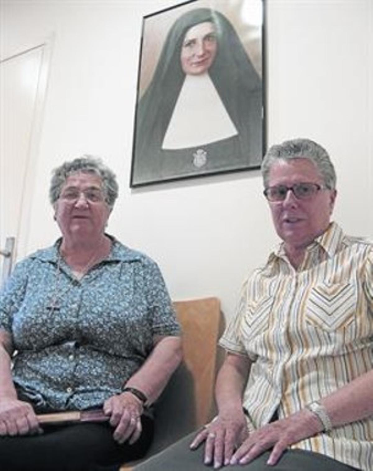 Sor Irene i sor Rosa María, sota el retrat d’Anna Maria Janer , fundadora de la congregació Sagrada Família. Sor Irene i sor Rosa María, sota el retrat d’Anna Maria Janer , fundadora de la congregació Sagrada Família.