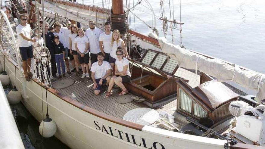 La tripulación del &quot;Saltillo&quot;, en la cubierta del buque escuela amarrado ayer en el puerto baionés. // J. Lores