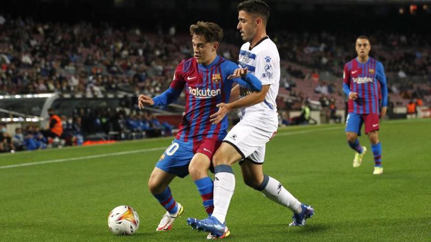 Toni Moya presiona a Gavi en un partido del Alavés en el Camp Nou. | REUTERS / ALBERT GEA