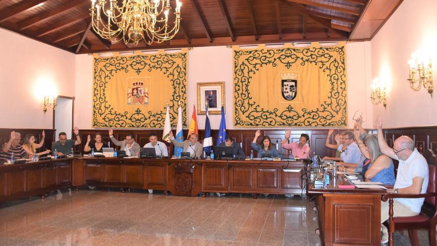 Una votación del pleno del Ayuntamiento de El Rosario celebrado ayer. | | E. D.