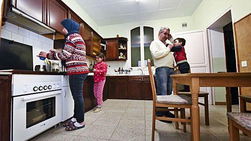 Una de les famílies acollides en els pisos de la Fundació del Convent de Santa Clara a Manresa