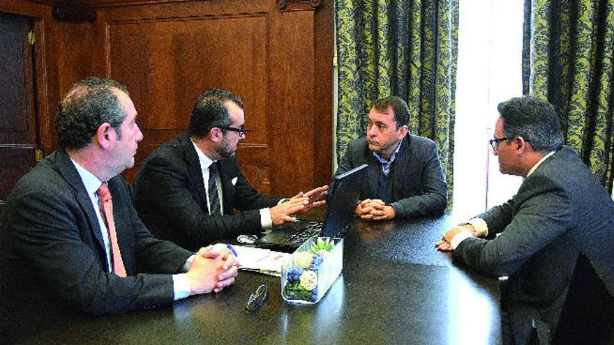 El alcalde de Santa Cruz recibe a Mahou y Prensa Ibérica